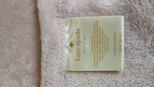 Queen light pink blanket like new - photo 2