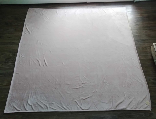 Queen light pink blanket like new - photo 3