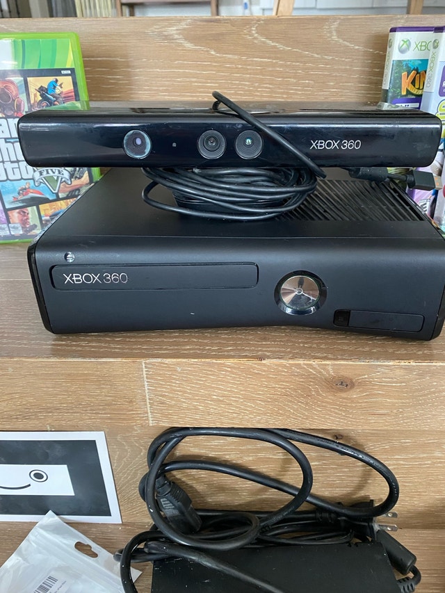 Xbox 360 slim bundle w Kinect and two original controllers - photo 2