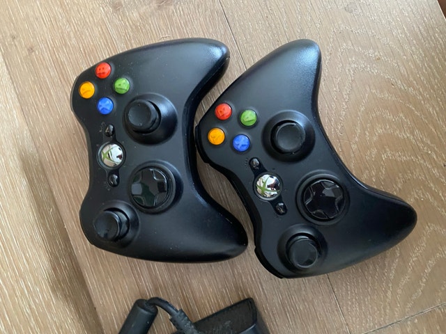 Xbox 360 slim bundle w Kinect and two original controllers - photo 3