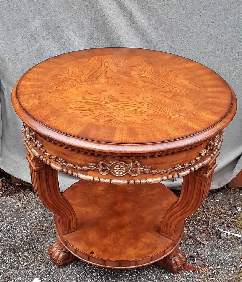 High-quality traditional European Hekman walnut burl Side Table