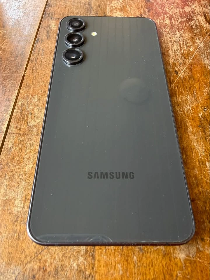 Galaxy S24 FE - photo 2