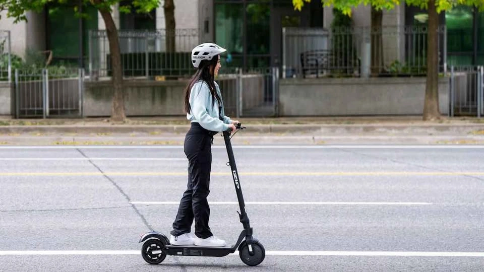 iZip Aero Electric Scooter - Brand New Open Box - photo 4