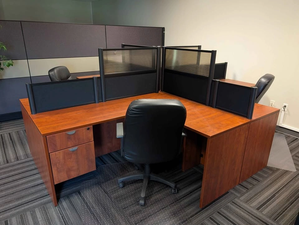 desk with chair - photo 3