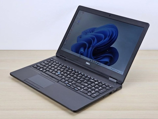 Dell Latitude 5580 Business Laptop (Core i5, 8GB RAM, 256GB SSD)