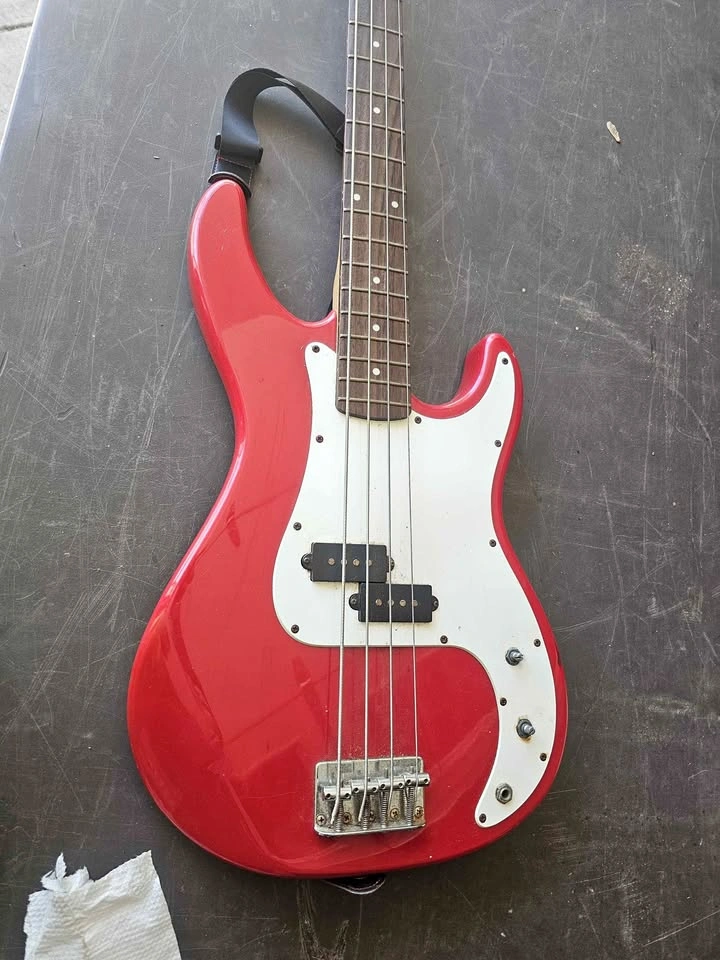 Bass guitar
