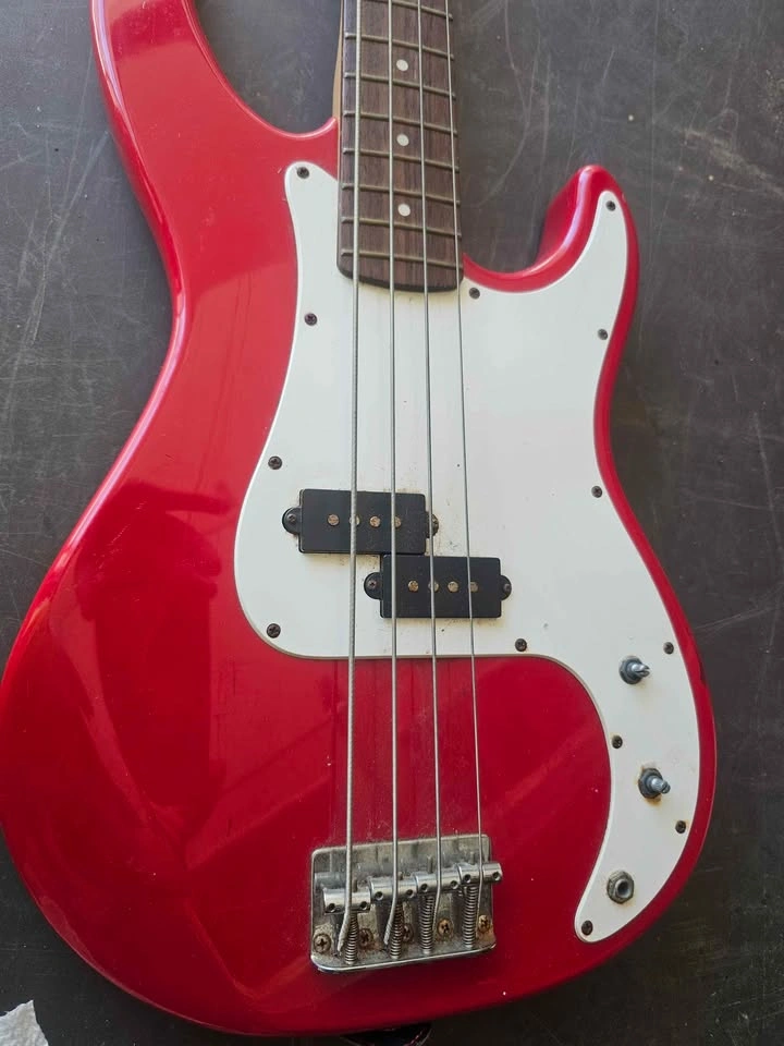 Bass guitar - photo 2