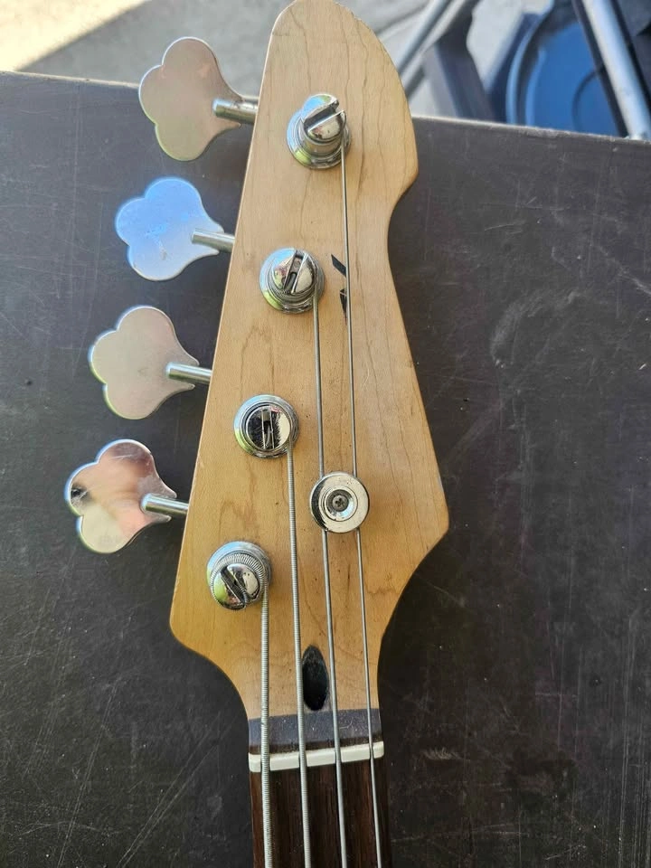 Bass guitar - photo 4