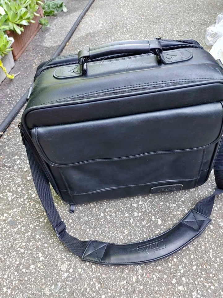 Targus laptop briefcase / Business messenger bag. Fits up to 15.