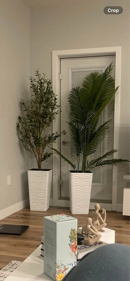 2 White plastic planter - photo 2
