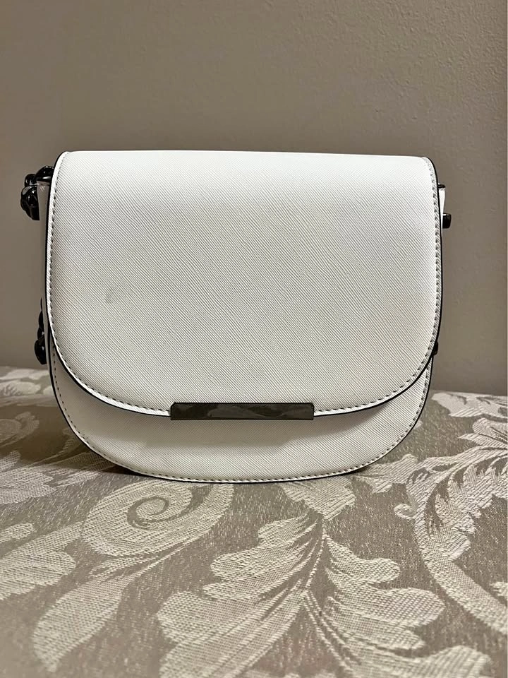 Ladies White Purse/Crossbody, 7.5” long x 7” tall