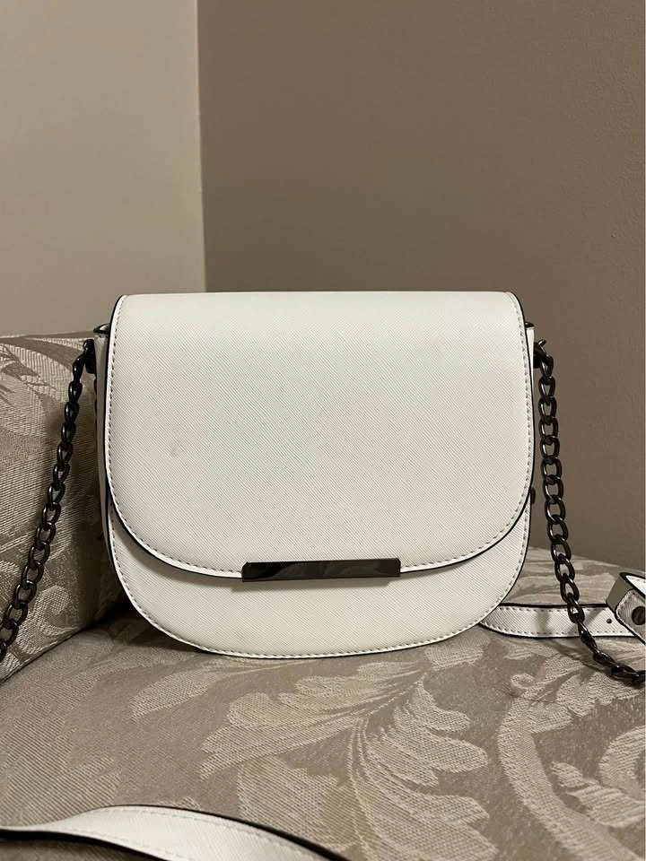 Ladies White Purse/Crossbody, 7.5” long x 7” tall - photo 4