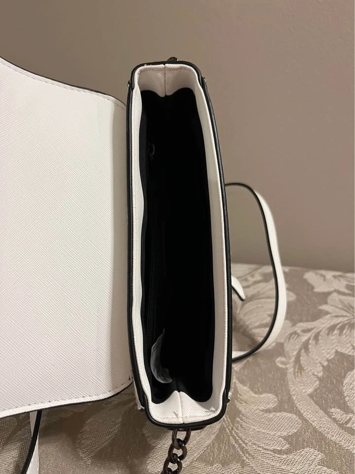 Ladies White Purse/Crossbody, 7.5” long x 7” tall - photo 5