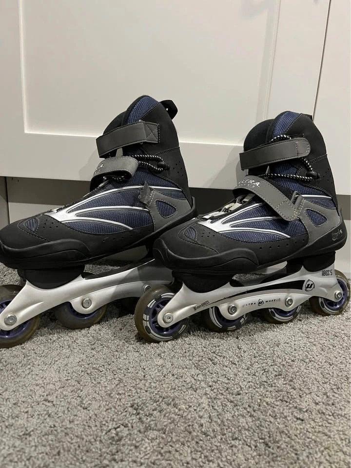 Men’s Size 9 Rollerblades, with knee pads and Case - photo 2