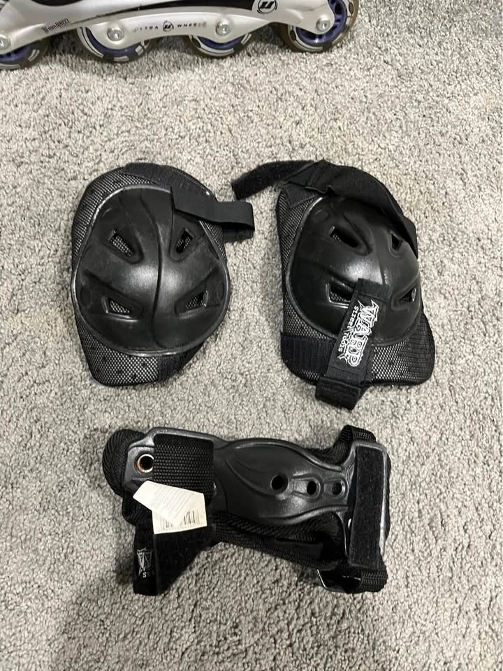 Men’s Size 9 Rollerblades, with knee pads and Case - photo 5