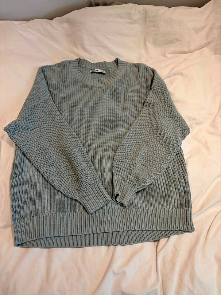 Hollister sweater - S