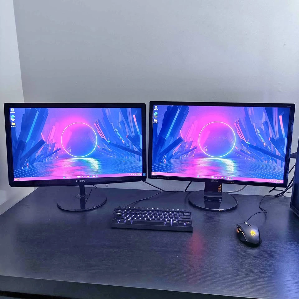 Clean Dual FullHD Monitor Setup