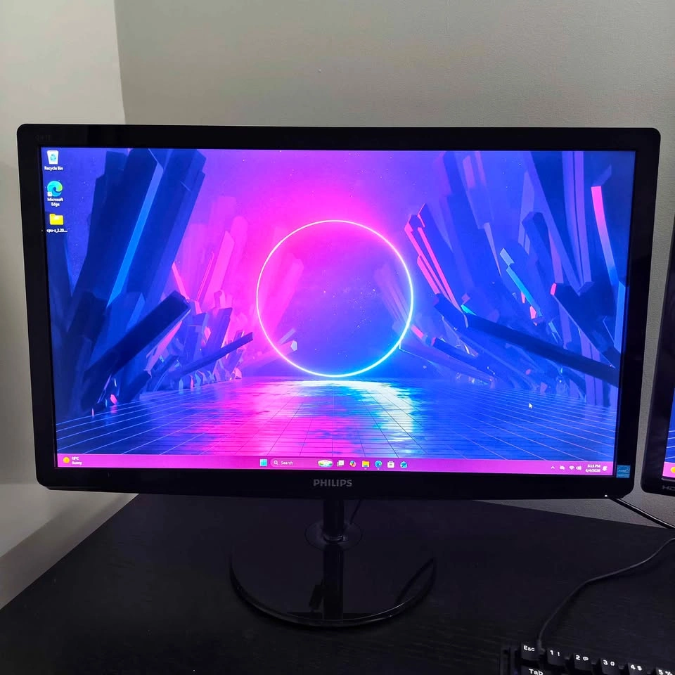 Clean Dual FullHD Monitor Setup - photo 3