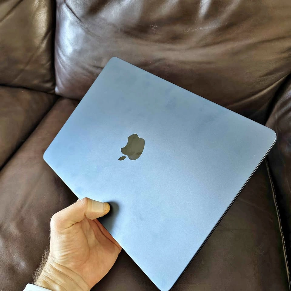Apple MacBook Air M2 (2022) - Mint Condition
