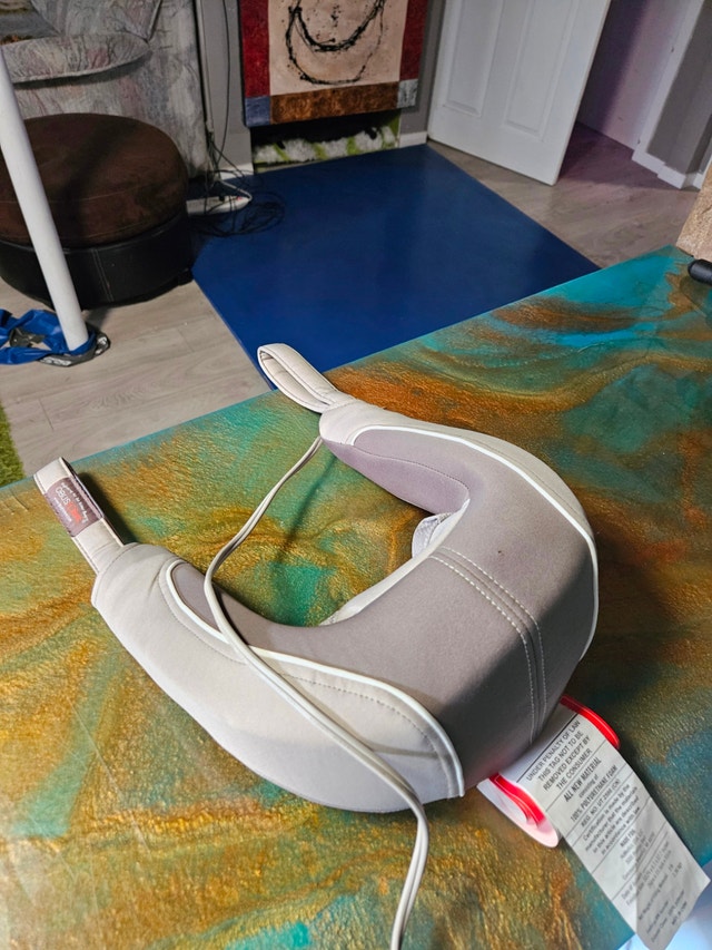 ObusForme Shiatsu Neck Massager with Heat — Like New - photo 3