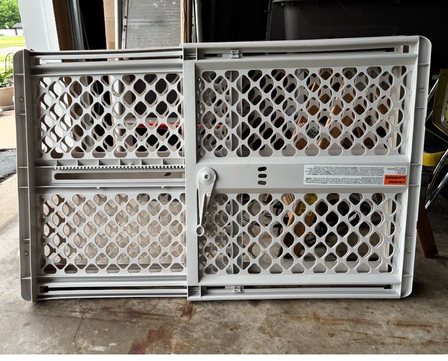 SAFETY GATE - KIDS/PETS GATE - $31