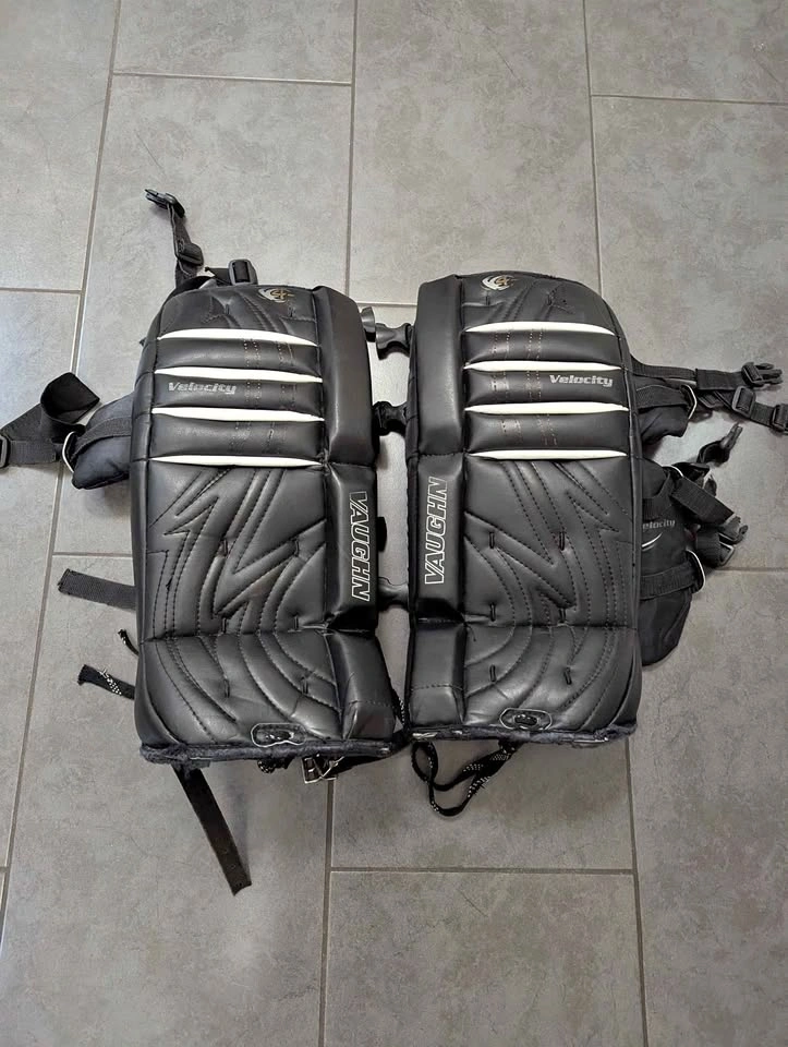 Vaughn Velocity 20" goalie pads