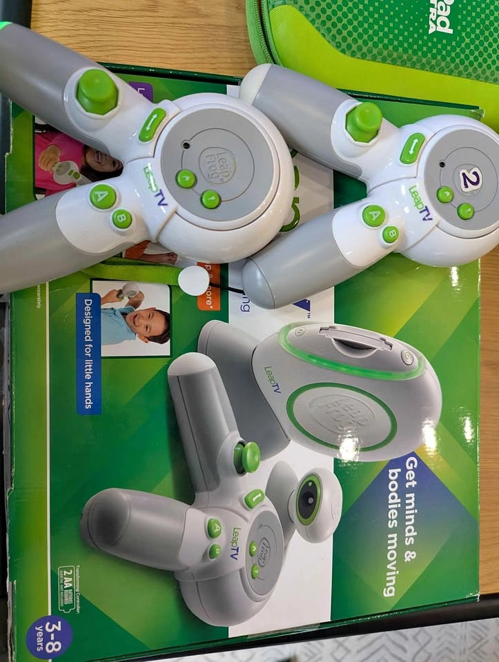 Massive LeapFrog Bundle (Tv, 3 pads and games)