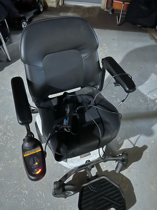 EZ Go Deluxe Power chair - photo 2