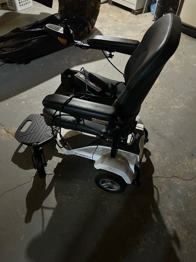 EZ Go Deluxe Power chair - photo 3
