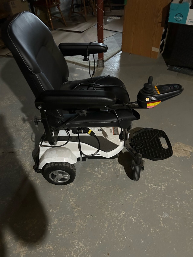 EZ Go Deluxe Power chair - photo 5