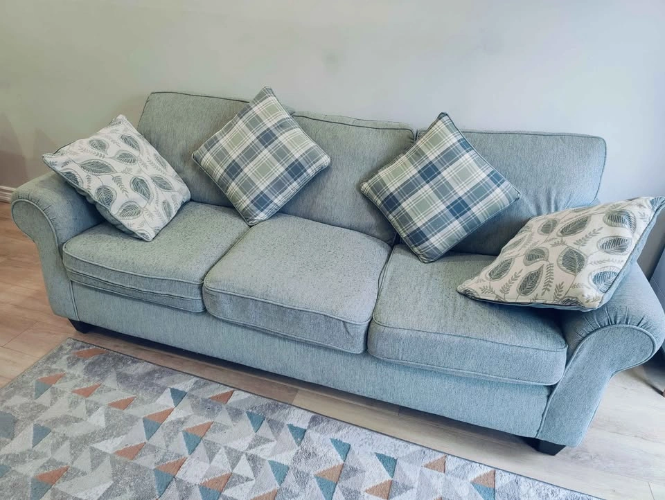 3 seater turquoise color sofa with 4 cushions - photo 2