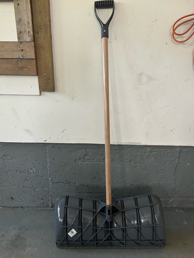 Yardworks 26-inch Snow Pusher - photo 2