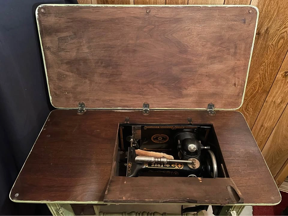 Vintage Sewing Machine in Cabinet - photo 2