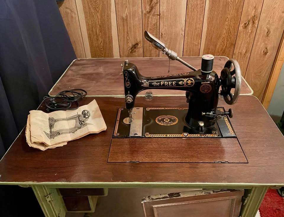 Vintage Sewing Machine in Cabinet - photo 3