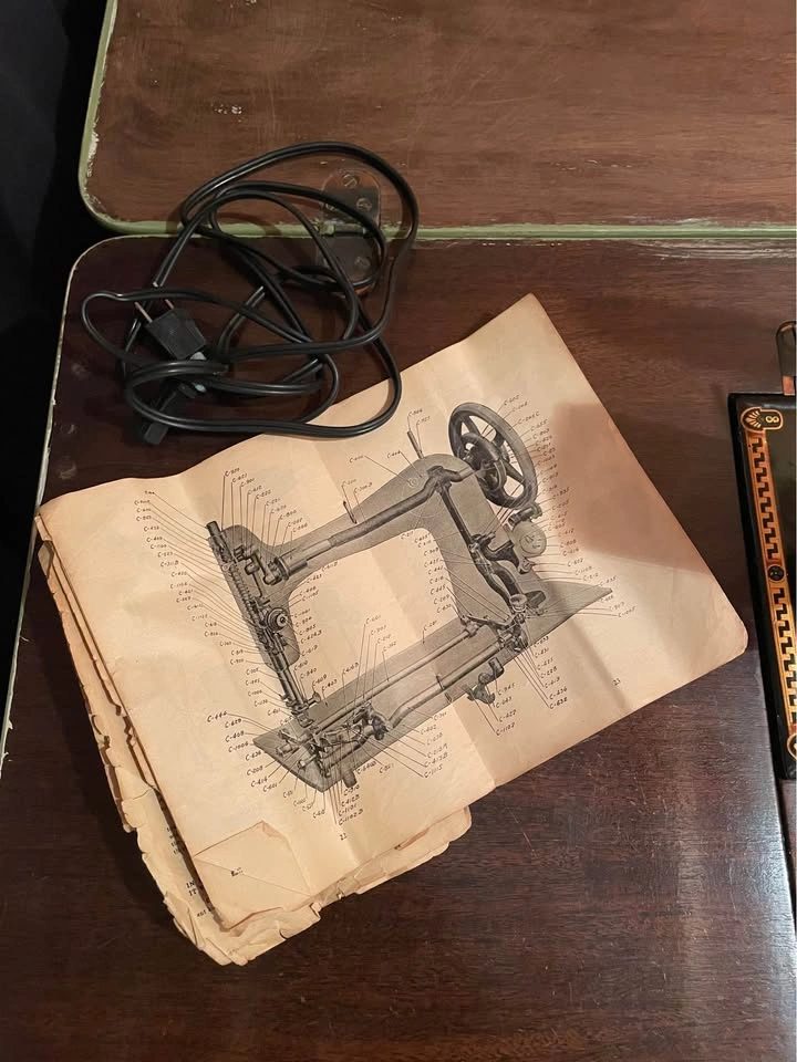 Vintage Sewing Machine in Cabinet - photo 4