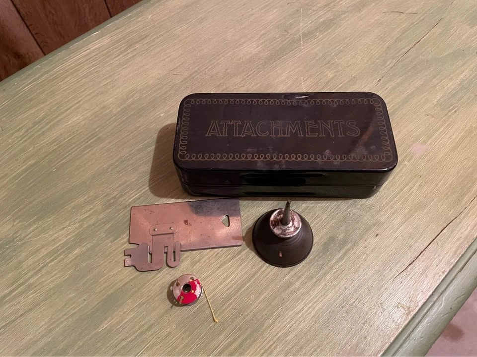 Vintage Sewing Machine in Cabinet - photo 5