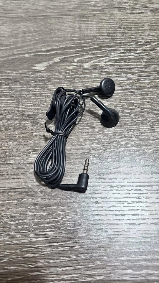 Brand New Wired Earphones with Microphone