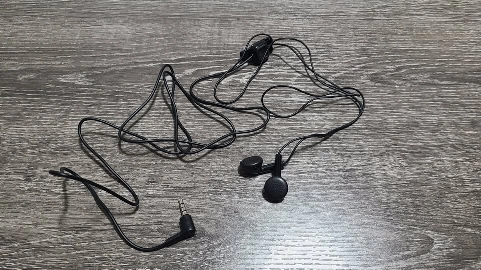 Brand New Wired Earphones with Microphone - photo 2