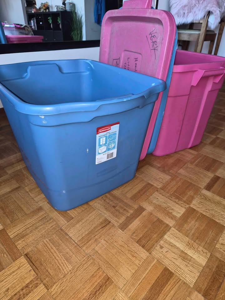 Rubbermaid bins - photo 2