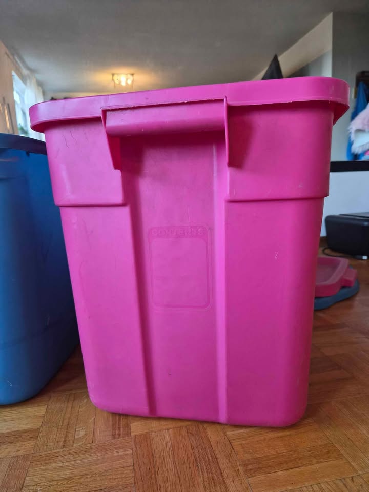 Rubbermaid bins - photo 4
