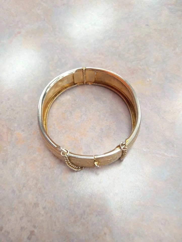 Victorian Revival Hinged Bangle Bracelet Gold Tone Vintage - photo 2