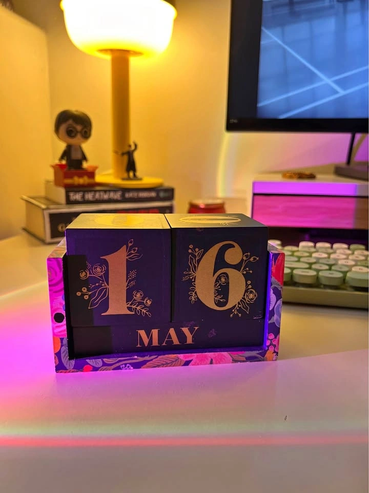 Wooden table calendar