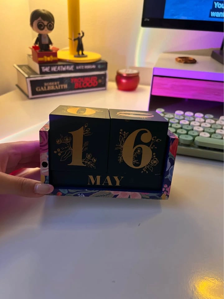 Wooden table calendar - photo 2
