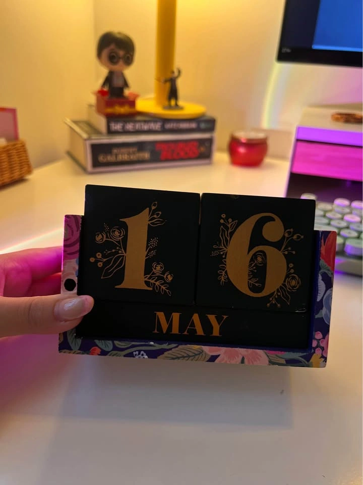 Wooden table calendar - photo 4