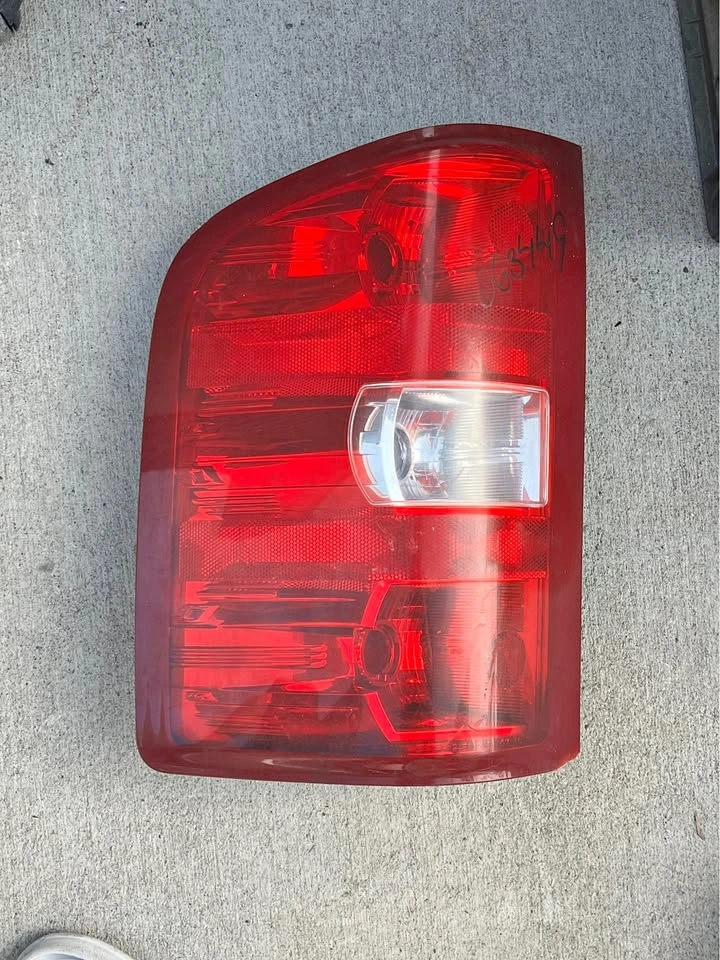 Passenger side rear tail light 2011 Chevy Silverado