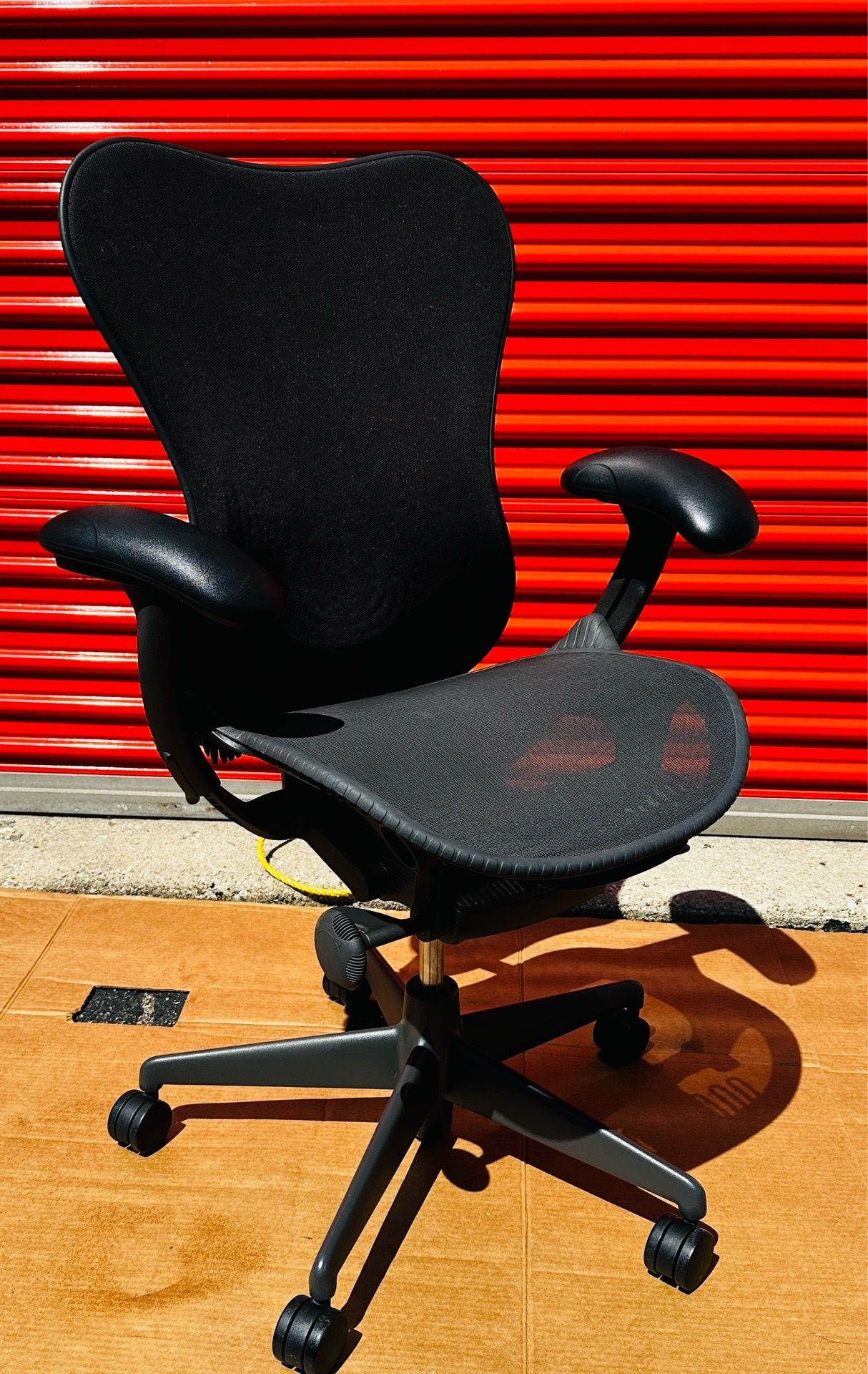 Herman Miller Mirra 2 Chair – Excellent Condition - photo 2