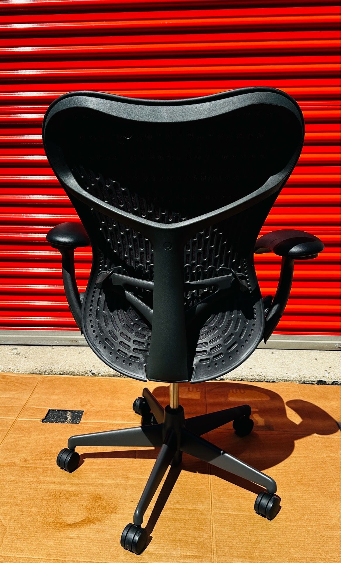 Herman Miller Mirra 2 Chair – Excellent Condition - photo 3