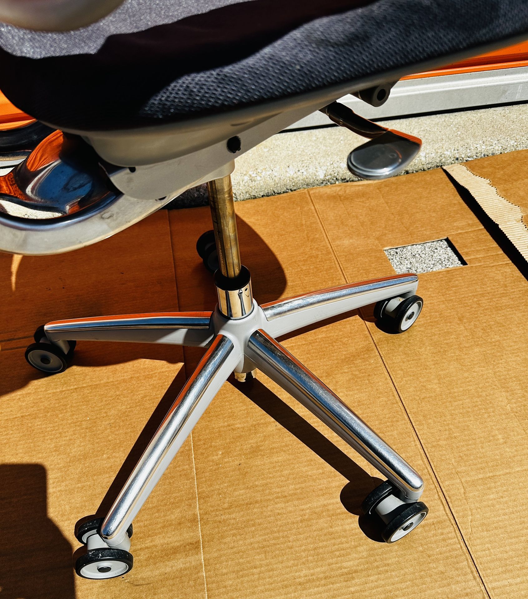 Humanscale Liberty Task Chair Ergonomic Mesh – Fully Functional - photo 5