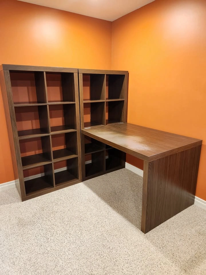 Modular Desk with 2 Cube Bookshelves - photo 2