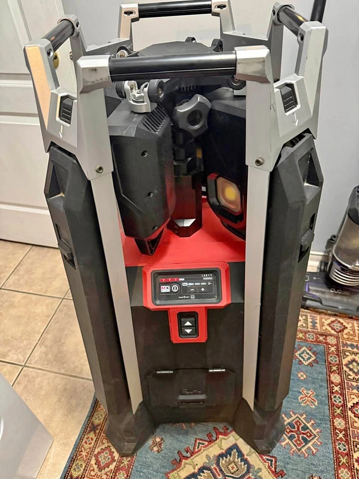 Milwaukee MX FUEL Tower Light/Charger